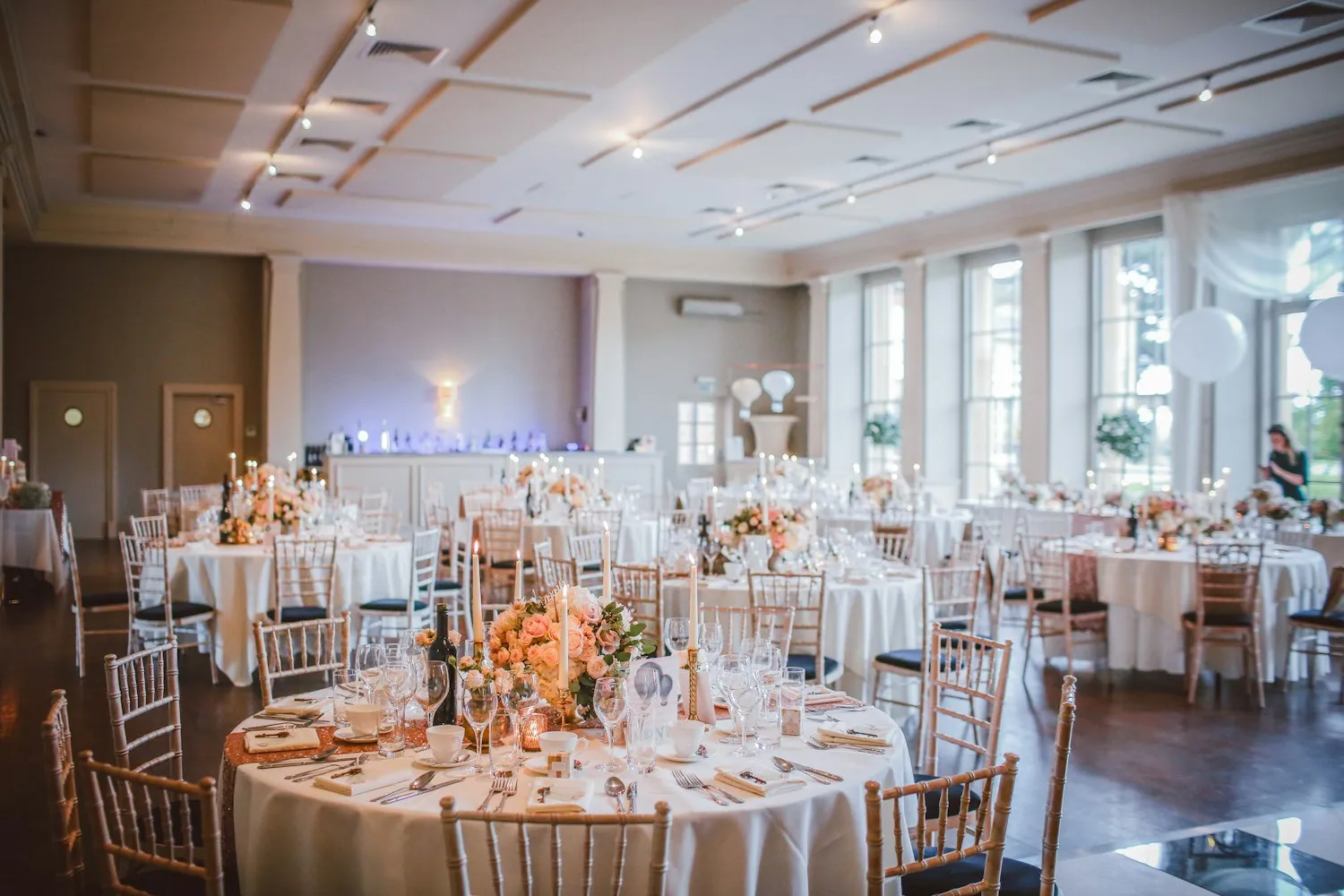 Sală de eveniment elegantă, pregătită pentru o recepție